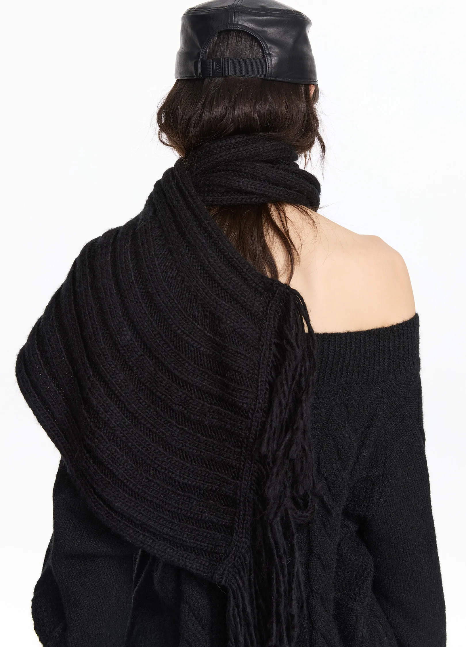 Curved Wool Scarf - Image 5